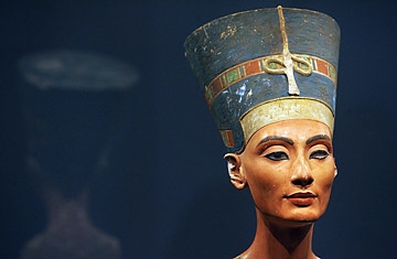 2. Ůηƶٵİ(Nefertiti\'s Bust)1912꣬ڰһھУ¹ѧ·ά񡤲(Ludwig Borchardt)˹Ԫǰʮͣʺηƶٵİƣ밣ɵһЭ飬ӵһķ֣Ҳ1923Ϳʼչһǣ·ļڵڰĹϣ˰ΪܹסİðԱڻҰĹ²鿴԰Ľṹ¡żίԱѷҪ¹黹ʱĻصĿǰ״¹ΪǶηƶٰӵоȨְ(Berlin\'s Egyptian Museum)ݳ϶ʹǶݵĽҲ𺦡
